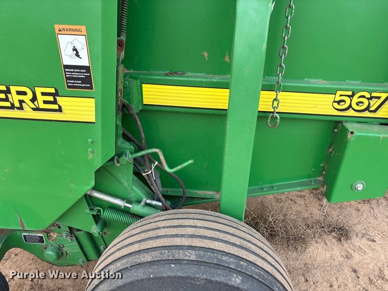 image for item EF6196 2004 John Deere 567 round baler