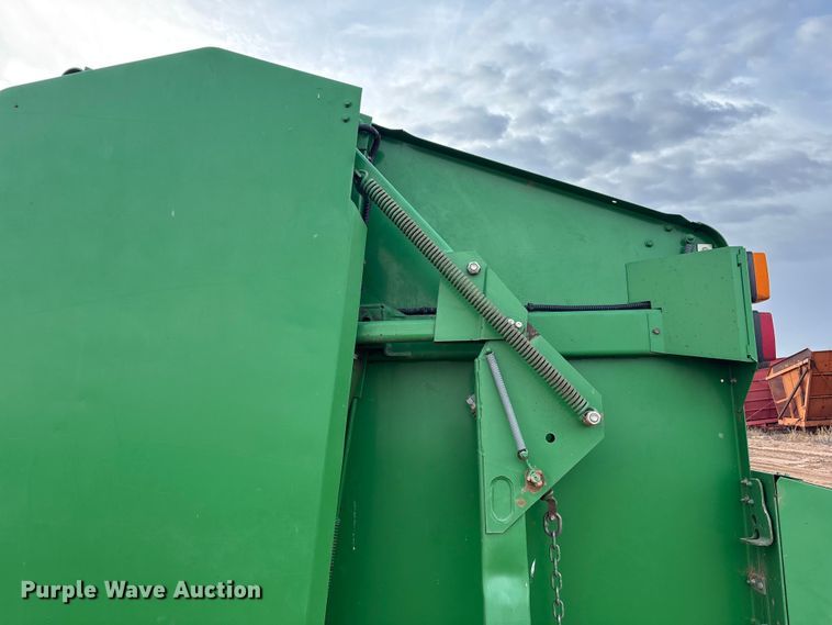 image for item EF6196 2004 John Deere 567 round baler