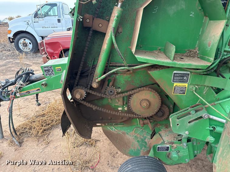 image for item EF6196 2004 John Deere 567 round baler