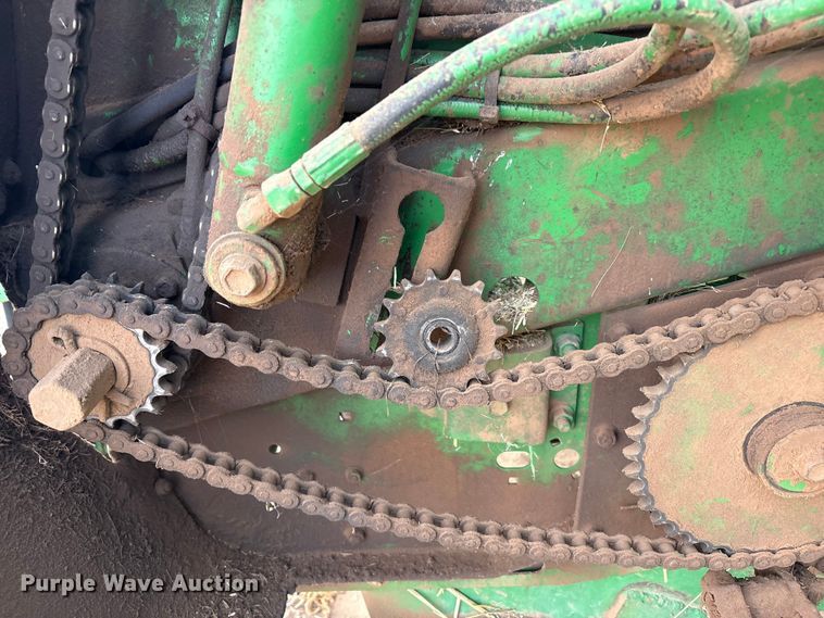 image for item EF6196 2004 John Deere 567 round baler