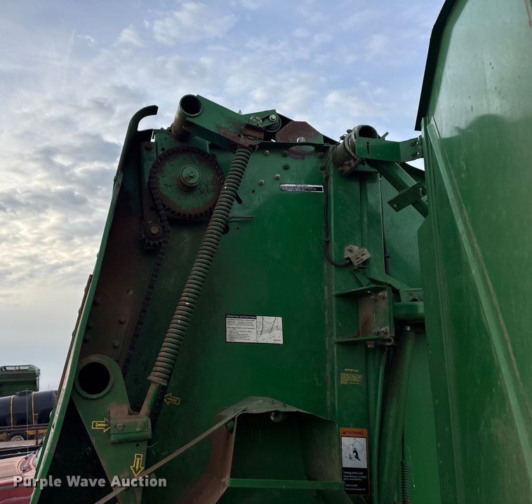 image for item EF6196 2004 John Deere 567 round baler