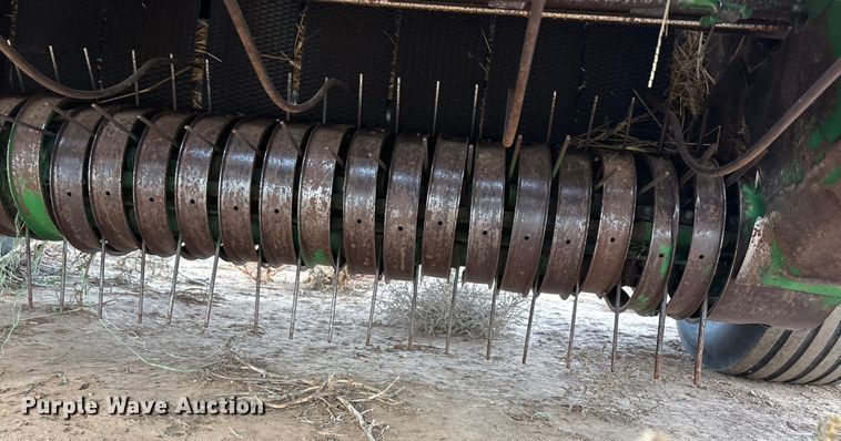 image for item EF6196 2004 John Deere 567 round baler