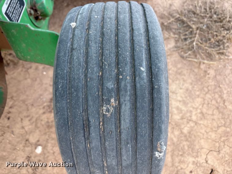 image for item EF6196 2004 John Deere 567 round baler