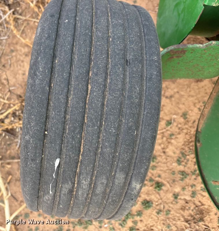 image for item EF6196 2004 John Deere 567 round baler