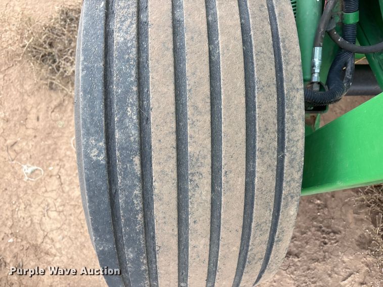 image for item EF6196 2004 John Deere 567 round baler