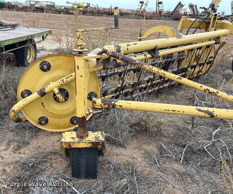 image for item EF6197 Vermeer R-23 Twinrake hay rake