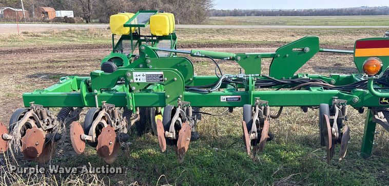 image for item EG8305 John Deere 2510H NH3 applicator