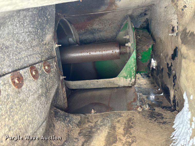 image for item EM0057 2009 Brent 1082 grain cart