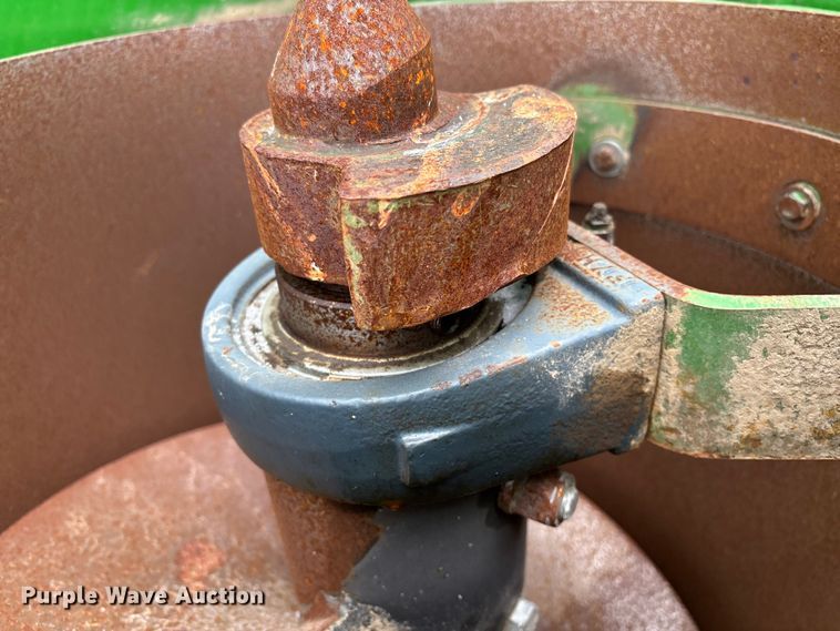 image for item EM0057 2009 Brent 1082 grain cart