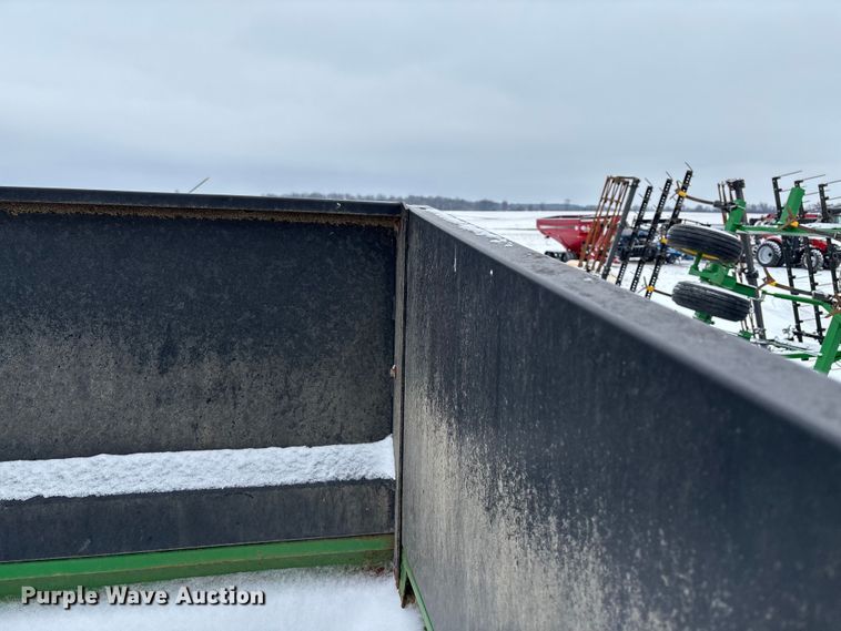 image for item EM0057 2009 Brent 1082 grain cart