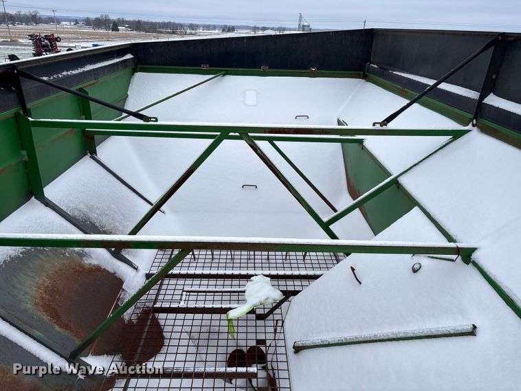 image for item EM0057 2009 Brent 1082 grain cart