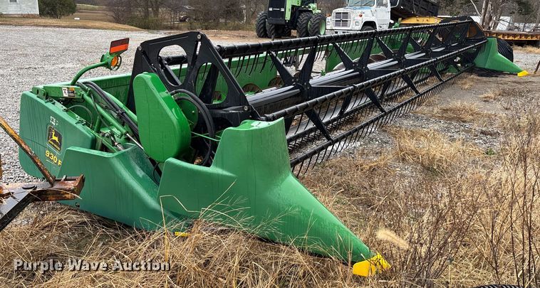 image for item EM0061 2001 John Deere 930F flex head