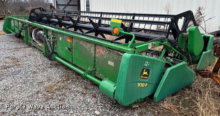 image for item EM0061 2001 John Deere 930F flex head