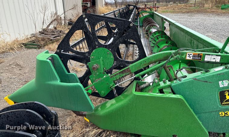 image for item EM0061 2001 John Deere 930F flex head