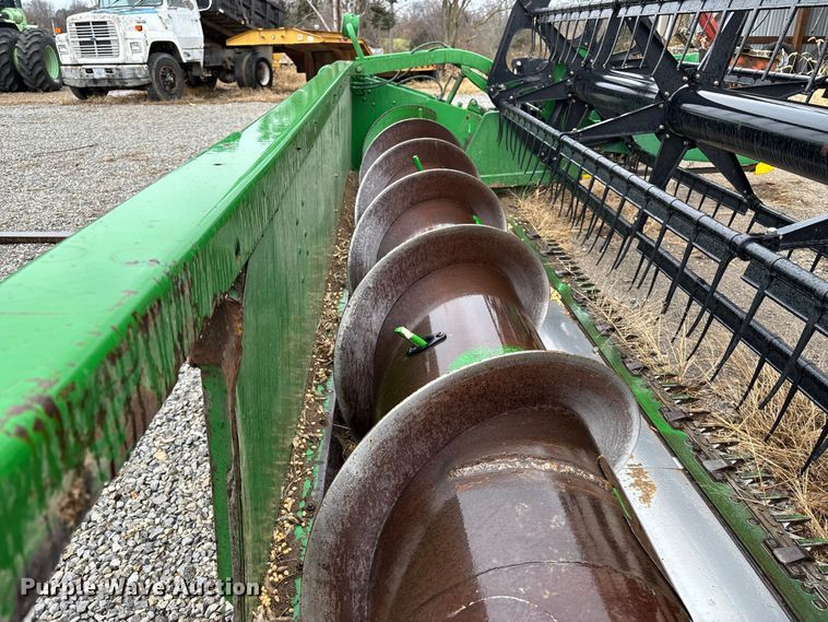 image for item EM0061 2001 John Deere 930F flex head