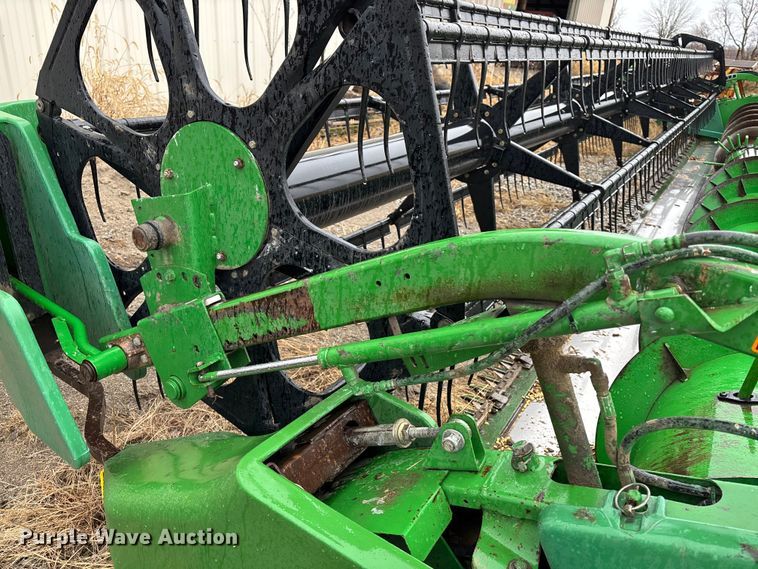 image for item EM0061 2001 John Deere 930F flex head