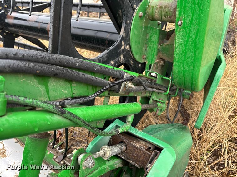 image for item EM0061 2001 John Deere 930F flex head