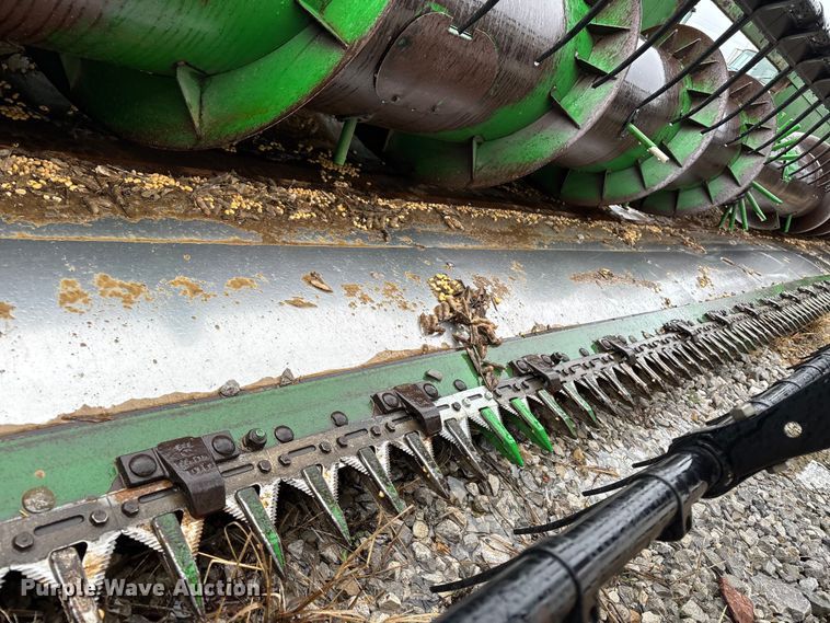 image for item EM0061 2001 John Deere 930F flex head