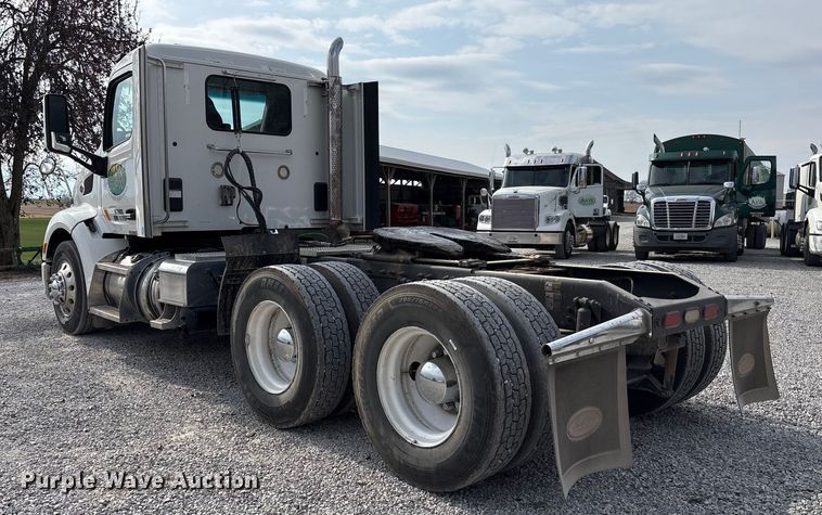 image for item EM6193 2019 Peterbilt 579 semi truck
