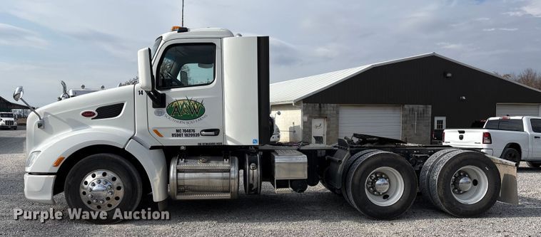 image for item EM6193 2019 Peterbilt 579 semi truck