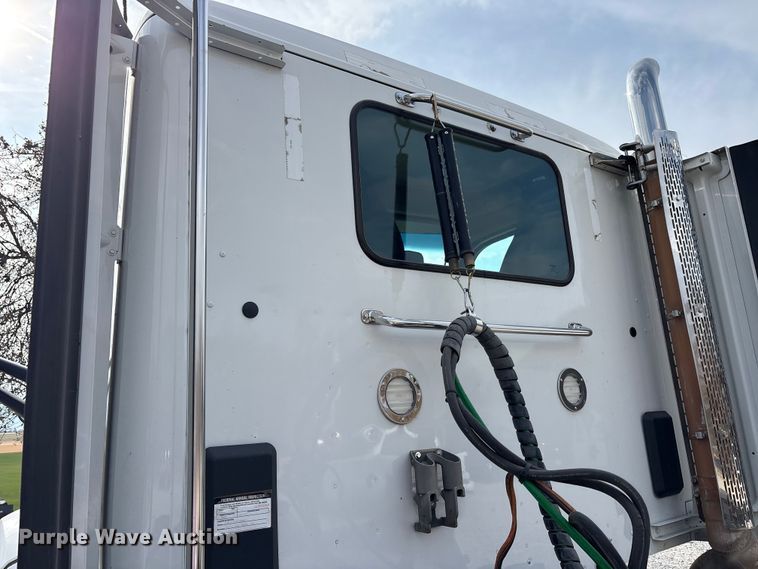 image for item EM6193 2019 Peterbilt 579 semi truck
