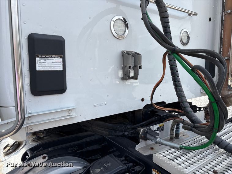 image for item EM6193 2019 Peterbilt 579 semi truck