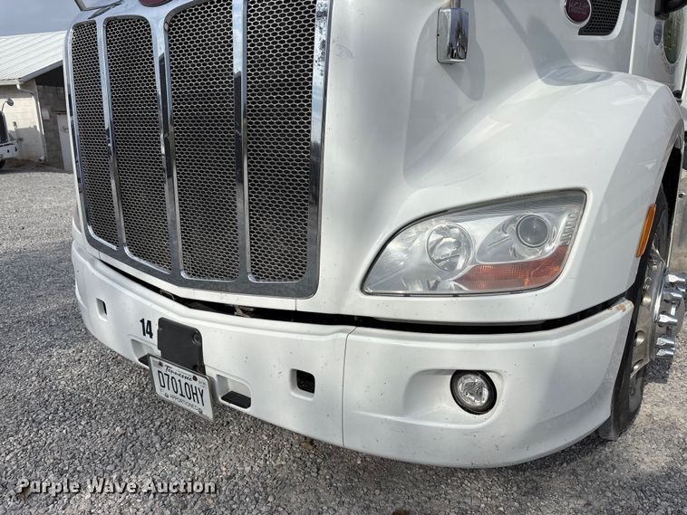 image for item EM6193 2019 Peterbilt 579 semi truck