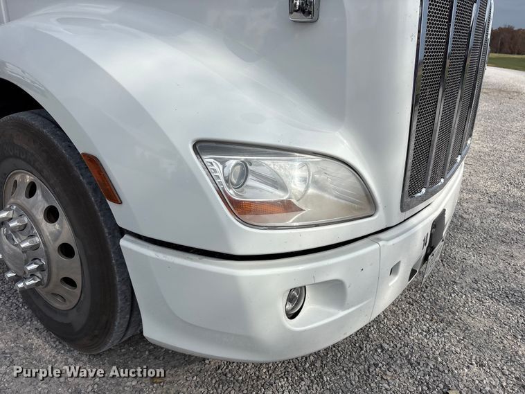 image for item EM6193 2019 Peterbilt 579 semi truck