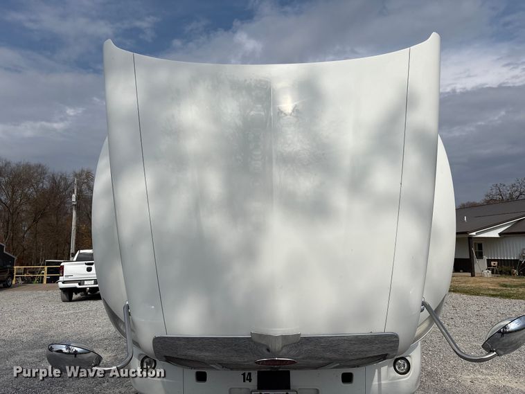 image for item EM6193 2019 Peterbilt 579 semi truck