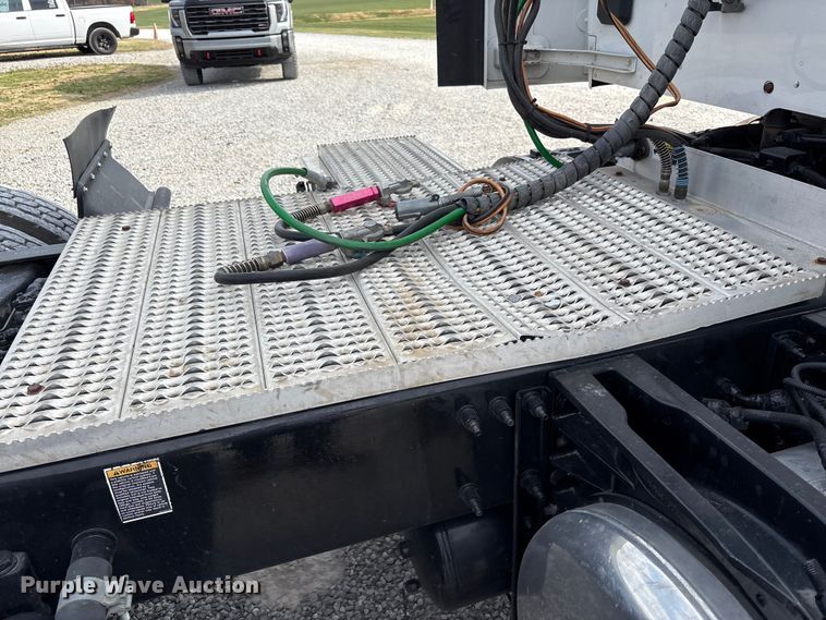 image for item EM6193 2019 Peterbilt 579 semi truck