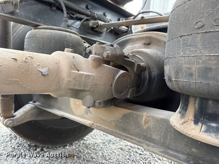 image for item EM6193 2019 Peterbilt 579 semi truck