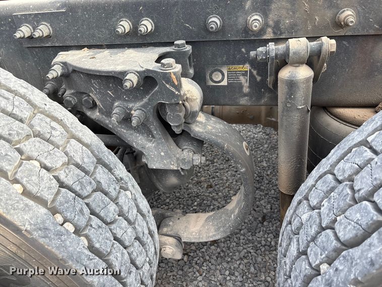 image for item EM6193 2019 Peterbilt 579 semi truck