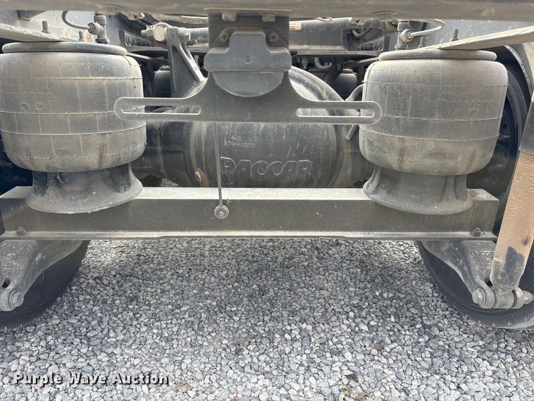 image for item EM6193 2019 Peterbilt 579 semi truck