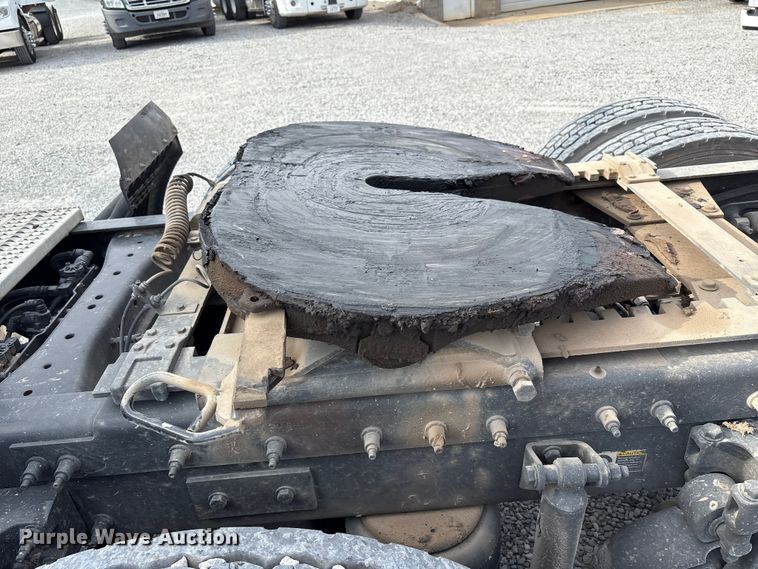 image for item EM6193 2019 Peterbilt 579 semi truck