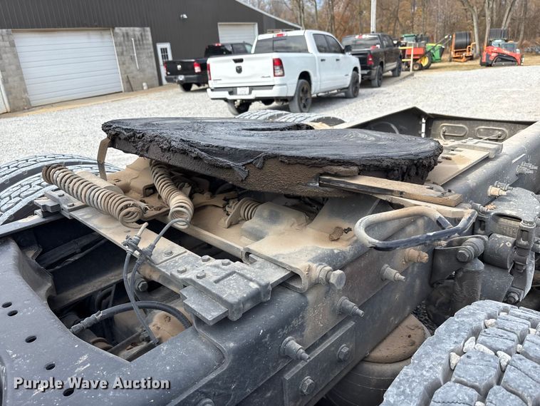 image for item EM6193 2019 Peterbilt 579 semi truck