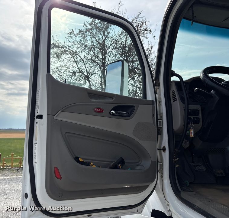 image for item EM6193 2019 Peterbilt 579 semi truck