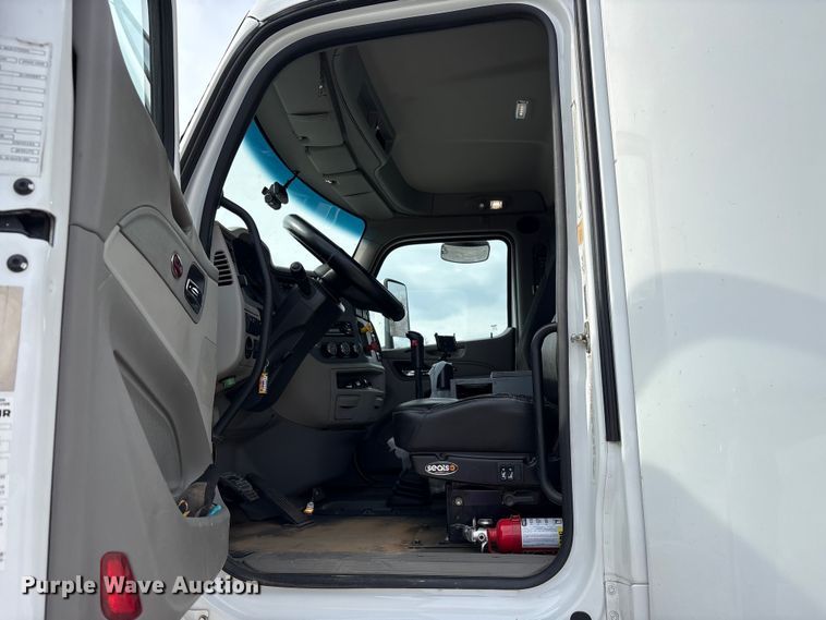 image for item EM6193 2019 Peterbilt 579 semi truck