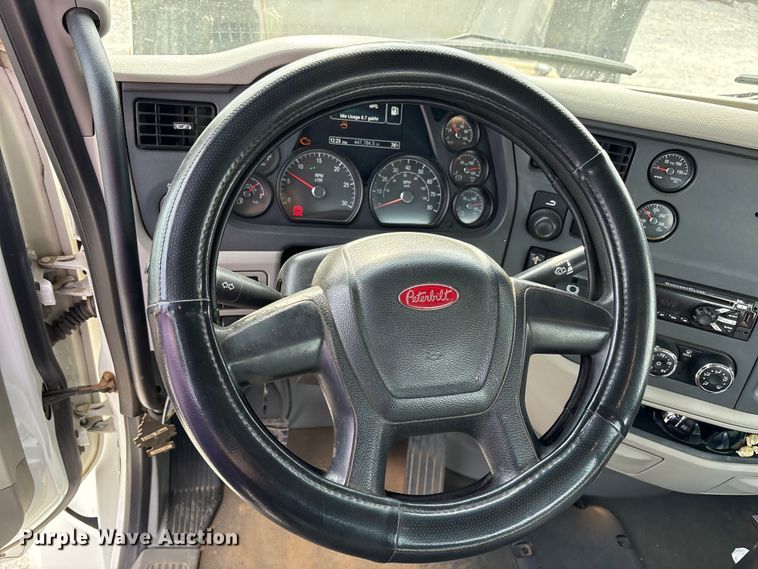 image for item EM6193 2019 Peterbilt 579 semi truck