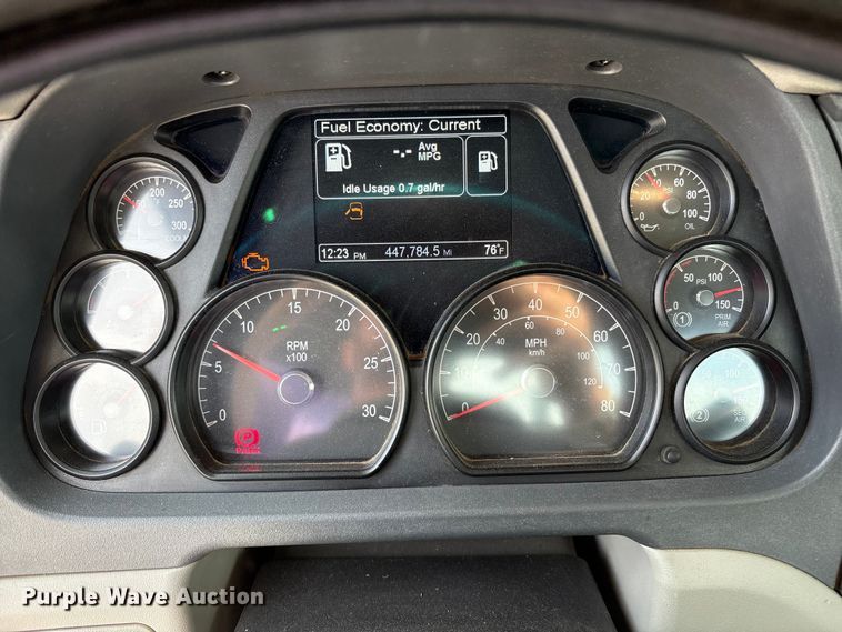 image for item EM6193 2019 Peterbilt 579 semi truck