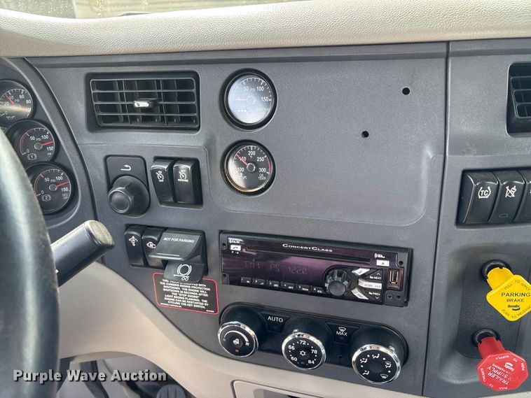 image for item EM6193 2019 Peterbilt 579 semi truck