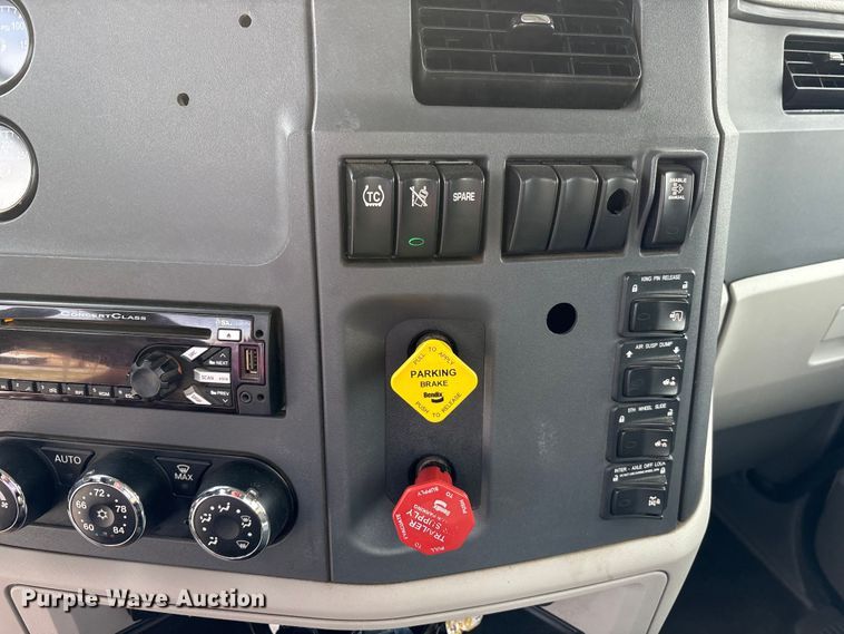 image for item EM6193 2019 Peterbilt 579 semi truck