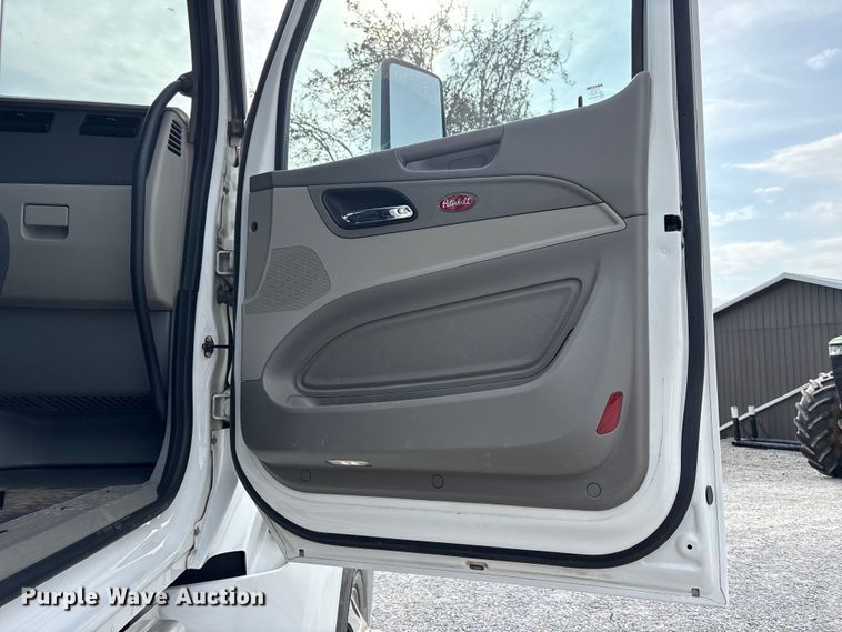 image for item EM6193 2019 Peterbilt 579 semi truck