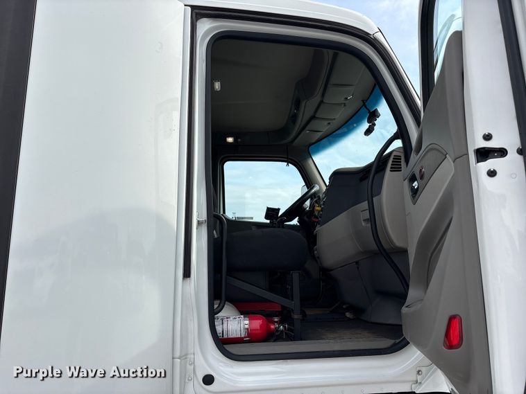 image for item EM6193 2019 Peterbilt 579 semi truck