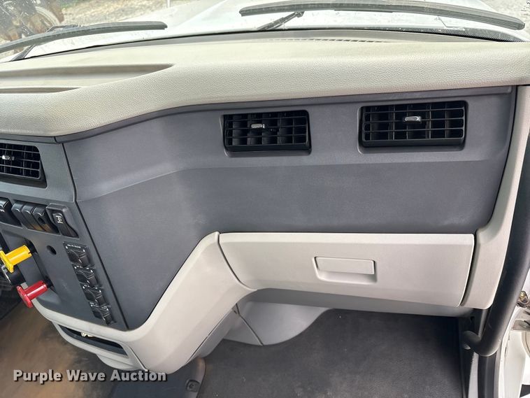 image for item EM6193 2019 Peterbilt 579 semi truck