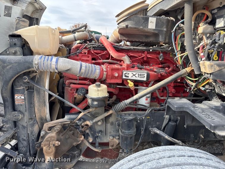 image for item EM6193 2019 Peterbilt 579 semi truck