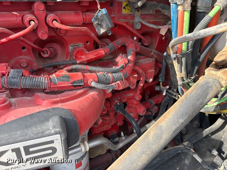 image for item EM6193 2019 Peterbilt 579 semi truck