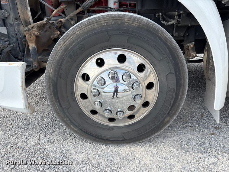 image for item EM6193 2019 Peterbilt 579 semi truck