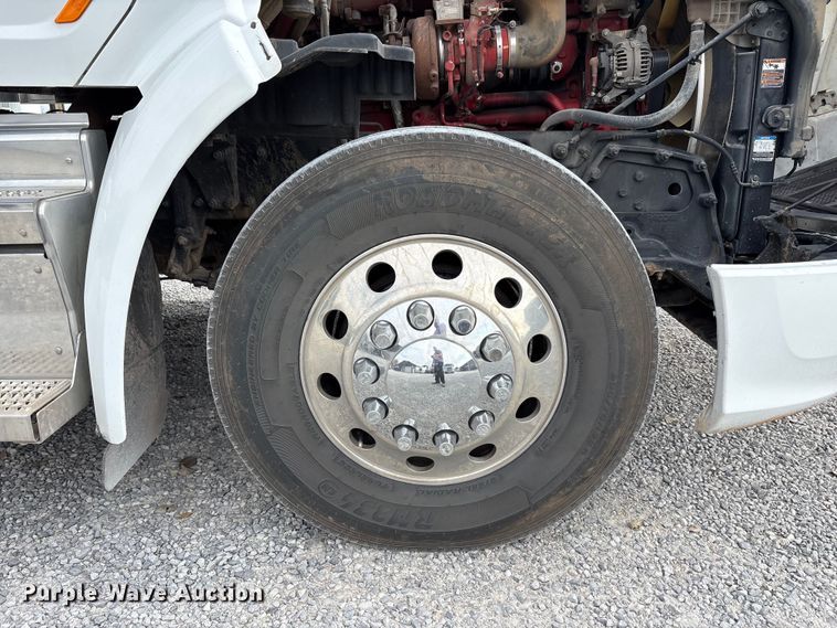 image for item EM6193 2019 Peterbilt 579 semi truck