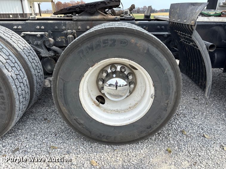 image for item EM6193 2019 Peterbilt 579 semi truck