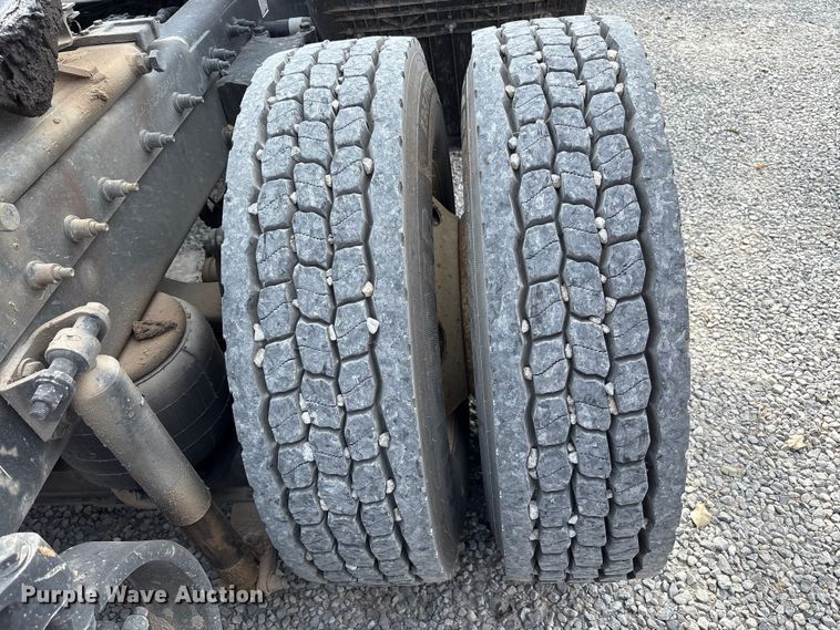 image for item EM6193 2019 Peterbilt 579 semi truck